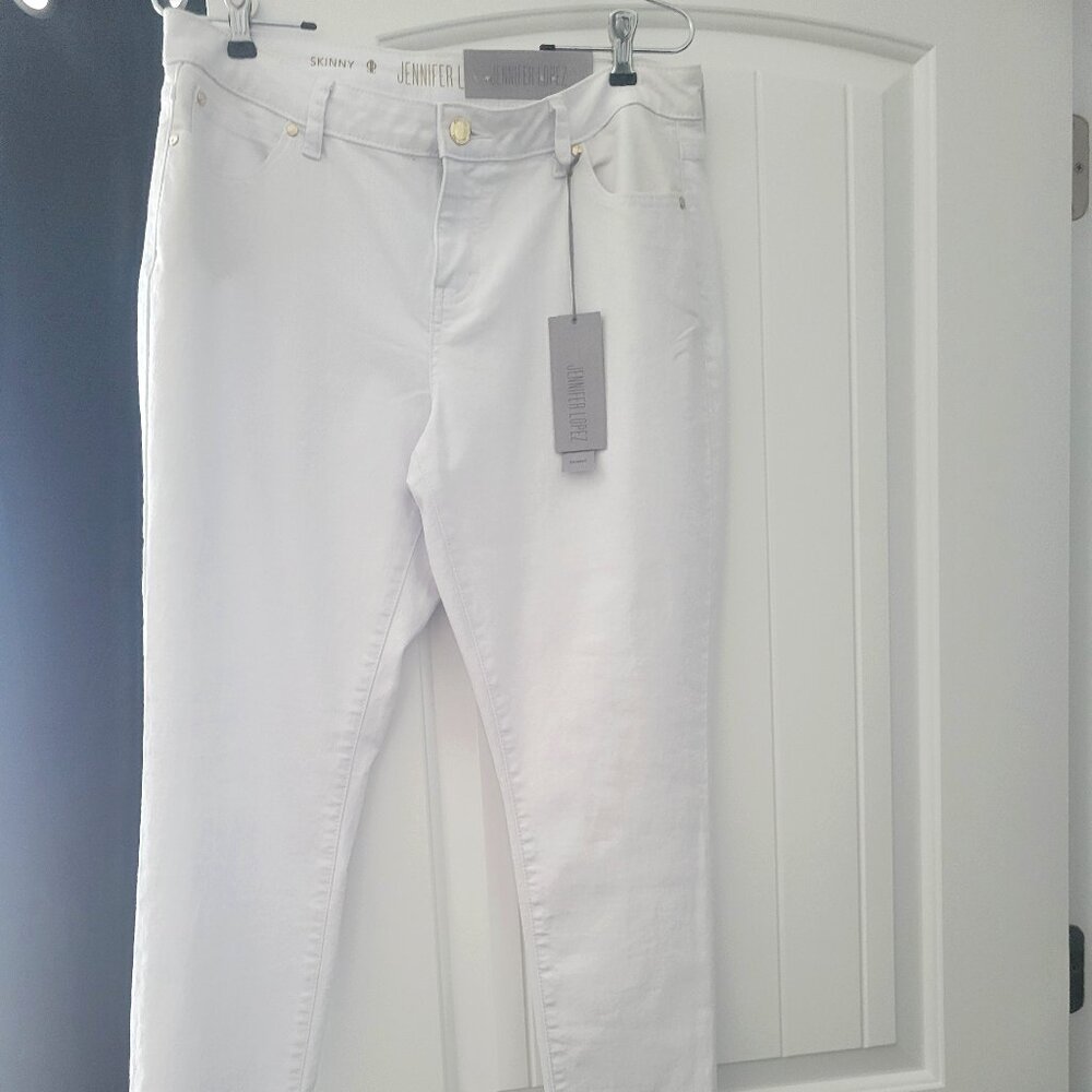 NEW WITH TAGS  JENNIFER LOPEZ SKINNY WHITE JEANS SIZE 12